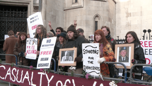 Demonstrators demand Assange's freedom outside the Ecuador's embassy in London (teleSUR)