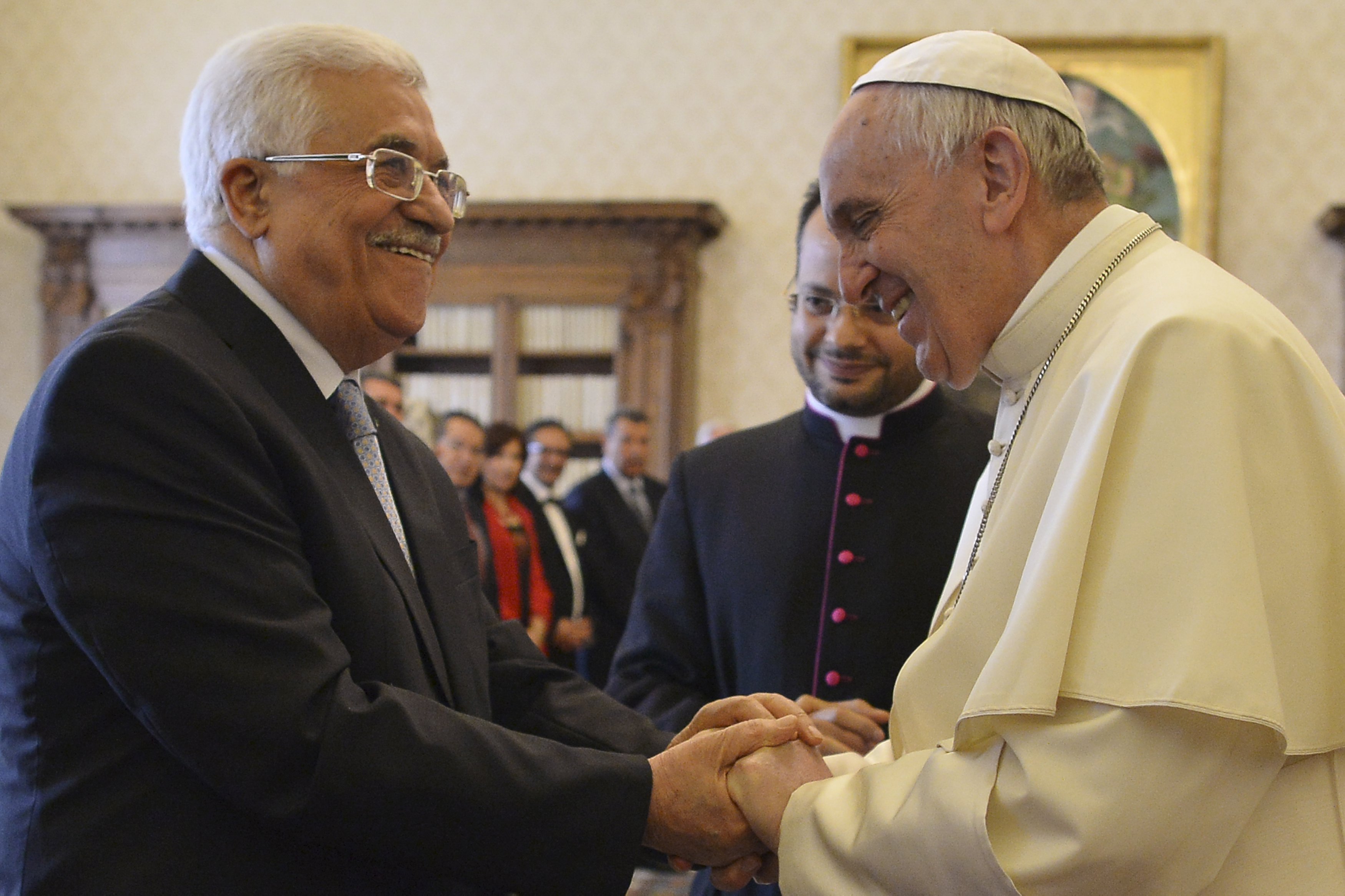 Pope Francis (R) shakes hands with Palestinian President Mahmoud Abbas during a private audience at the Vatican City.