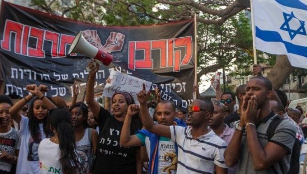 Israelis from the Ethiopian community take part in a demonstration in Tel Aviv against alleged police brutality and racism on May 18, 2015 