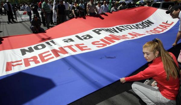 Paraguayans mobilize against the privatization of public services.