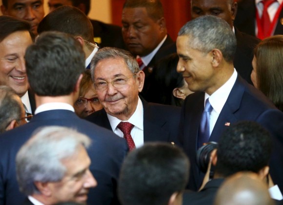 US President Barack Obama and Cuban President Raul Castro during the Americas Summit in Panama
