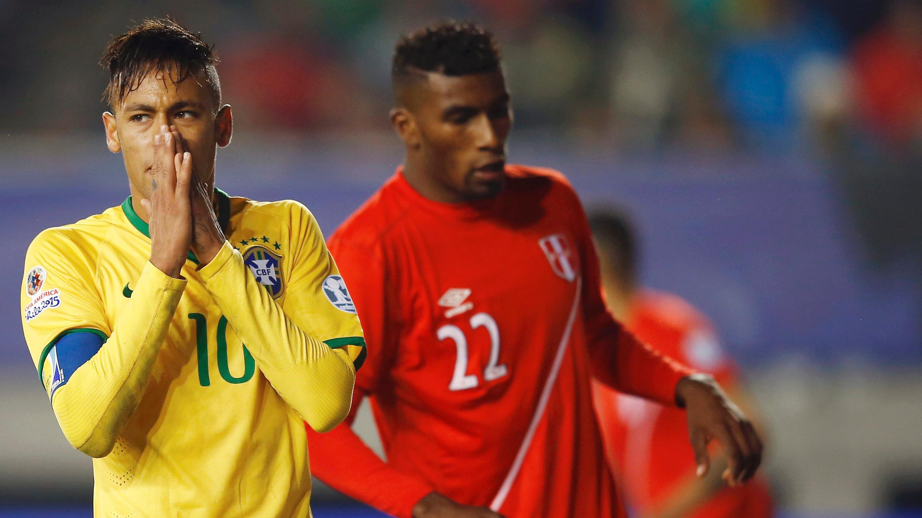 Brazil's Neymar (10) reacts next to Peru's Carlos Ascues during their first round Copa America 2015 soccer match at Estadio Municipal Bicentenario German Becker in Temuco, Chile, June 14, 2015