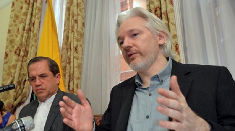 Ecuadorean Foreign Minister Ricardo Patiño (L) and WikiLeaks founder Julian Assange.
