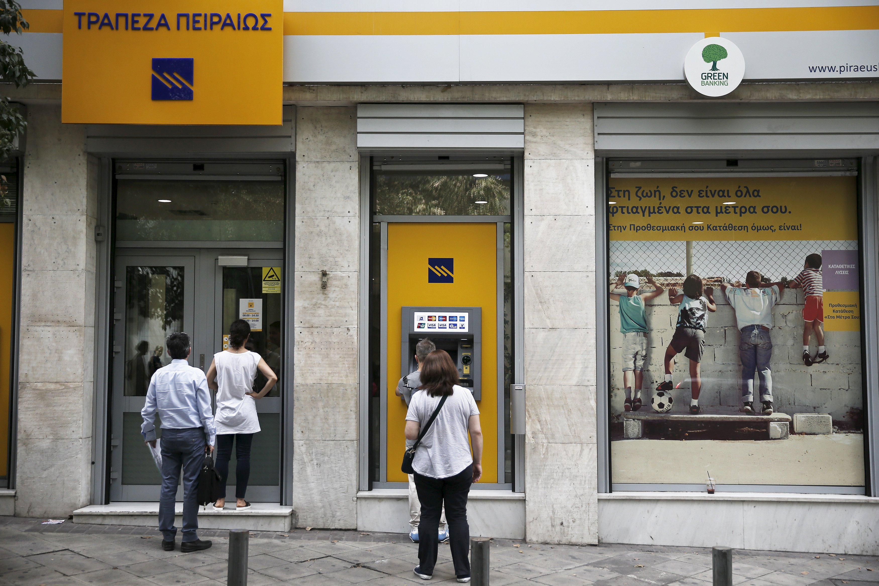 No rush: people make calm transactions with no sign of panic withdrawals in Athens