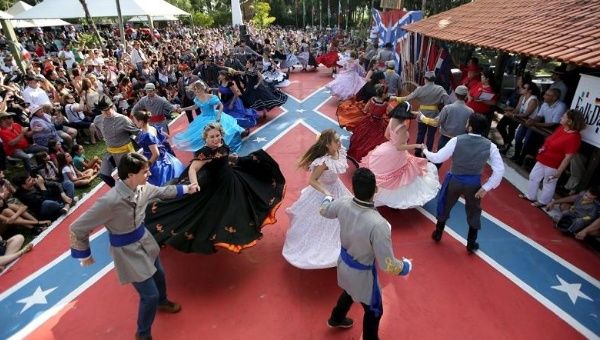 Descendants of U.S. Southerners wearing Confederate-era dresses and uniforms dance during a party to celebrate the 150th anniversary of the end of the American Civil War in Santa Barbara D'Oeste, Brazil, April 26, 2015.