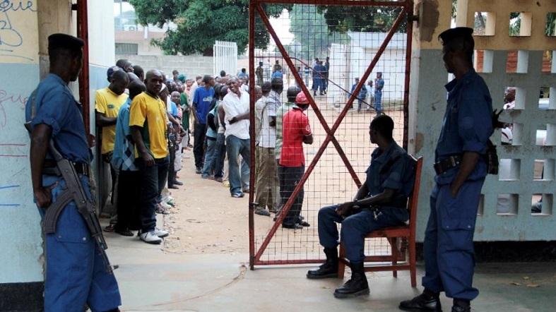 Burundian queue at a polling station in Bujumbura to vote in the parliamentary elections on June 29, 2015