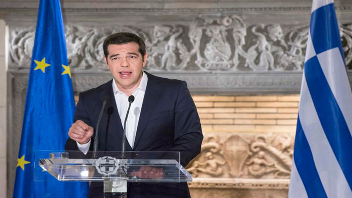 Tsipras applauds the triumph of the No vote in his country.