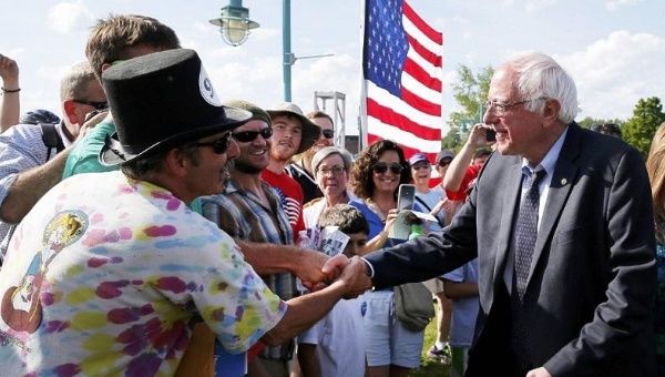 Democratic presidential candidate Senate Bernie Sanders (R) greets supporters as he arrives at a campaign event in Burlington, Vermont, May 26, 2015.
