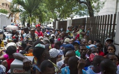 Thousands of Haitian-Dominicans line up to try to regularize their status.
