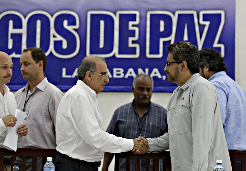 Colombia's lead government negotiator Humberto de la Calle and Colombia's FARC lead negotiator Ivan Marquez (R) shake hands in Havana July 12, 2015.
