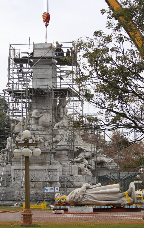 President Cristina Fernandez's decision to remove the statue of Colombus sparked tensions between her administration and Buenos Aires city government about the right to change city monuments.