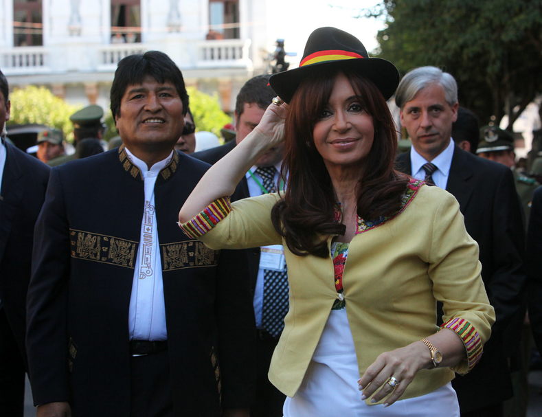 Bolivian president Evo Morales (L) with Argentine president Cristina Fernandez prior to the unveiling of the statue, July 15, 2015.