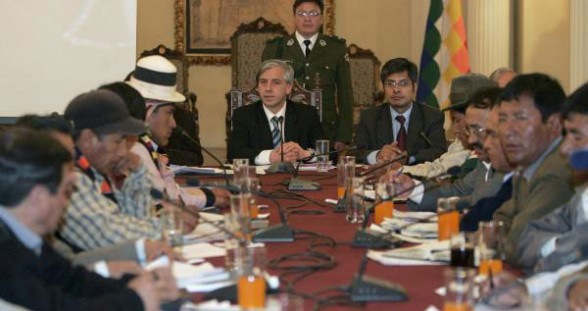 Bolivian Vice President Sits at head of the table to negotiate Comcipo demands.