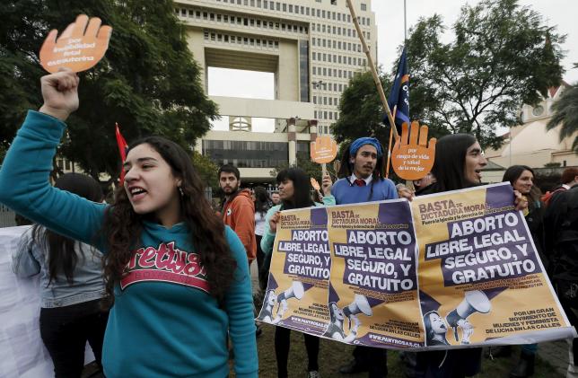 Demonstrators shout slogans outside the Congress during a rally in support the draft law of the Chilean government which seeks to legalize abortion, in Valparaiso, August 4, 2015.