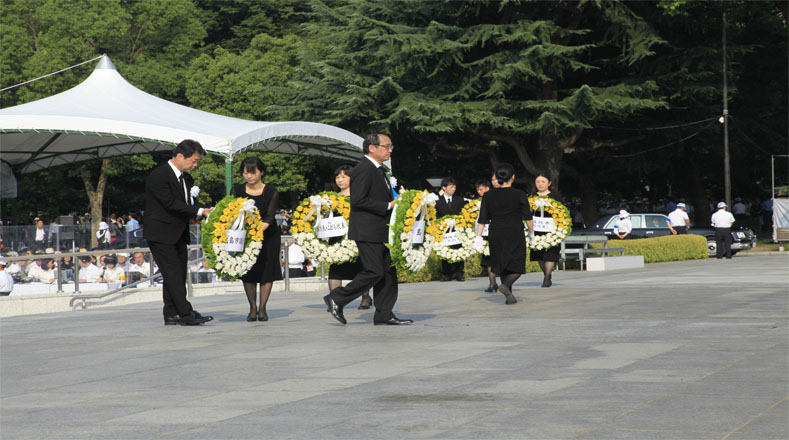 Under a blazing sun, thousands rendered hommage to the 140,000 killed in Hiroshima.