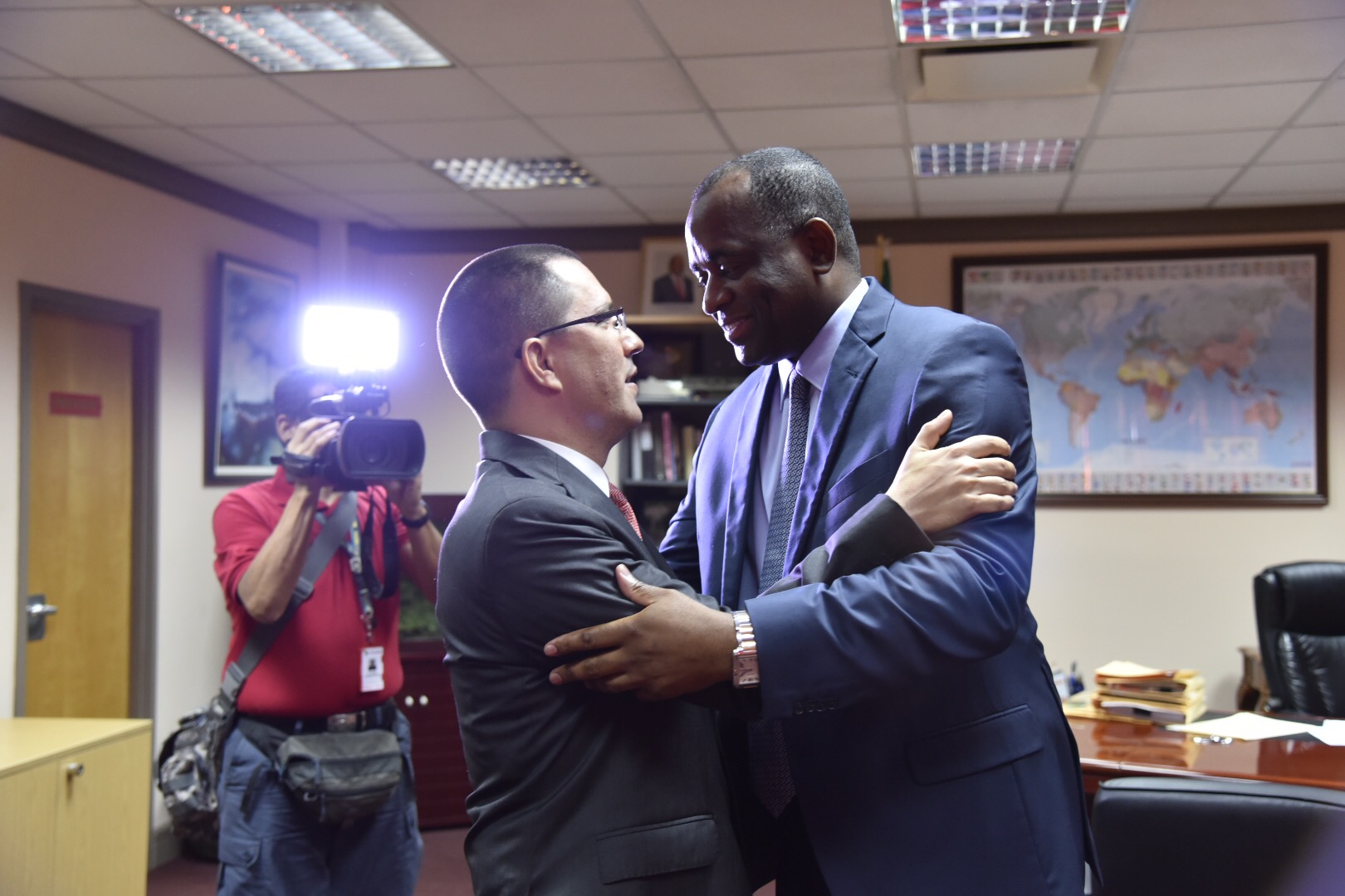 Vice President Arreaza embraces Dominica's Prime Minister Roosevelt Skerrit
