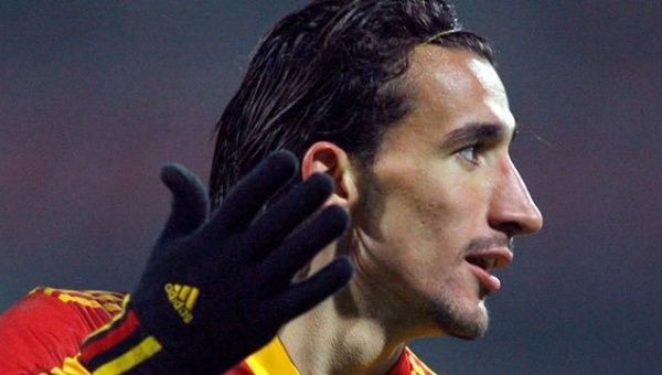 Turkish footballer Mehmet Topal has escaped unharmed after gunmen fired on his bulletproof car in Istanbul.