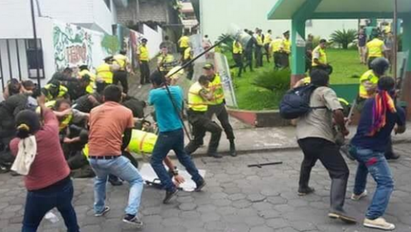 Indigenous groups from Morona Santiago and aligned with the opposition attack police officers on Wednesday.