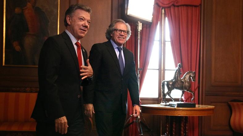 Colombian President Juan Manual Santos meets with OAS Secretary General Luis Almagro in the presidential palace in Bogota, August 24, 2015.