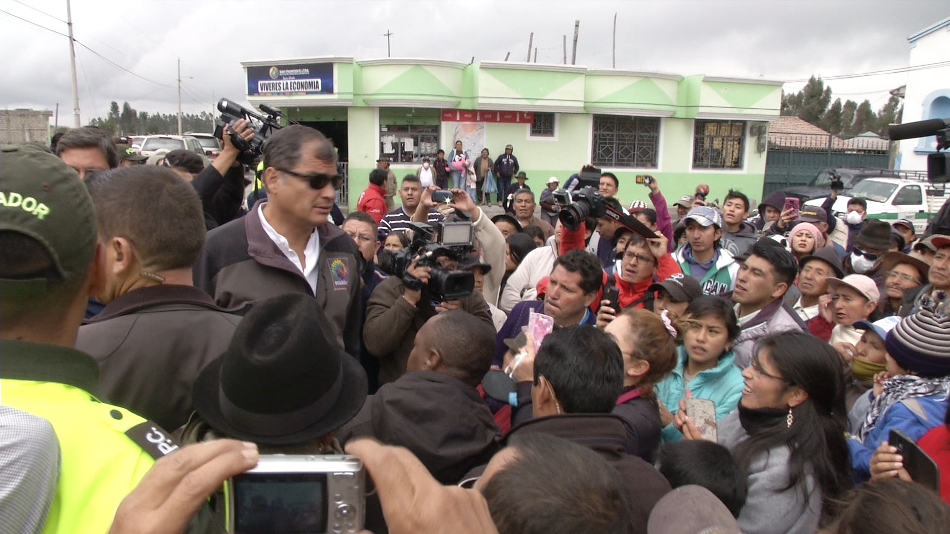 President Correa met with community members to discuss what to do in the event of an emergency.