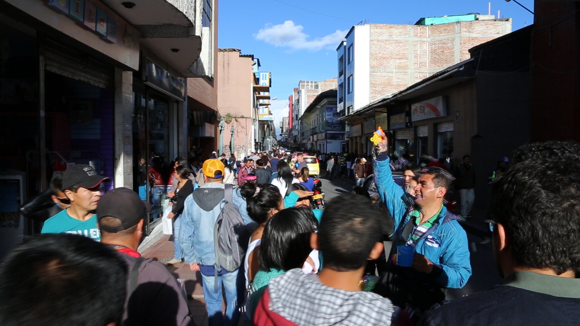 Ecuadoreans cross the Colombian border to buy goods in Ipiales (teleSUR)