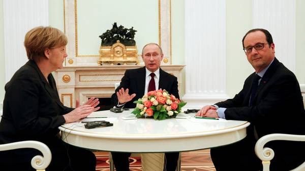 German Chancellor Angela Merkel (L), Russian President Vladimir Putin (C) and French President Francois Hollande (R)
