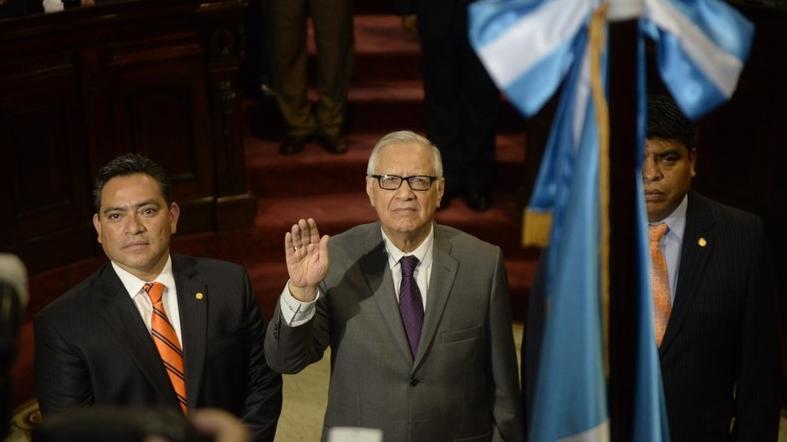 Alejandro Maldonada (C) being sworn in as vice president.