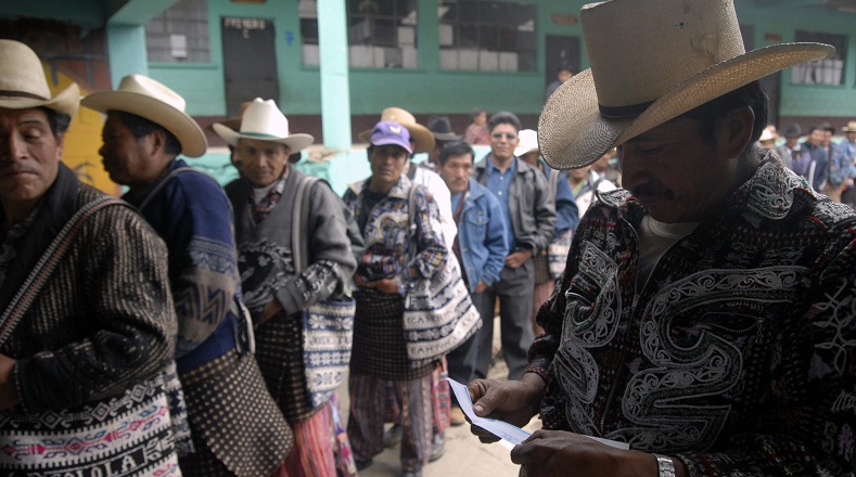 Guatemalans wait to vote in 2007 elections.