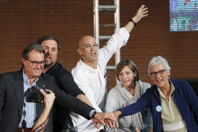  Catalonia's President Artur Mas, Oriol Junqueras, Raul Romeva, Carme Forcadell and Muriel Casals, put their hands together during a rally presenting the candidates of the coalition of pro-independence Catalan parties and civil societies at a campaign opening in central Barcelona September 11, 2015. 