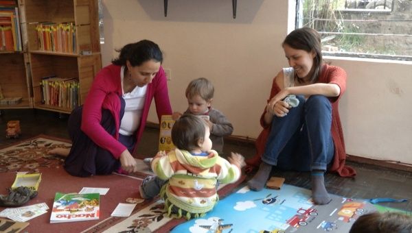 Parents and children enjoy a reading group every Monday at the Casa del Arbol.