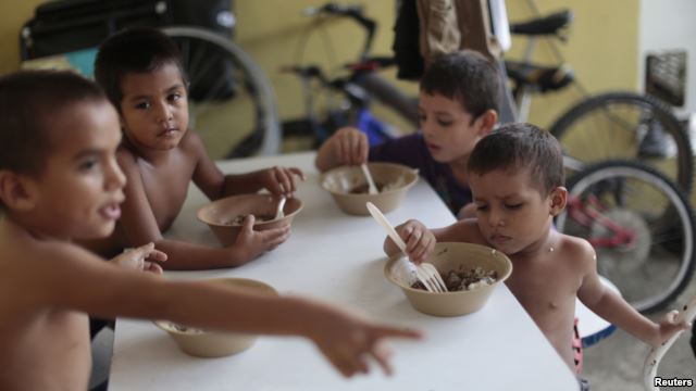 Honduran children have meals at the Todo por ellos (All for Them) immigrant shelter in Tapachula, Chiapas, in southern Mexico, June 26, 2014.