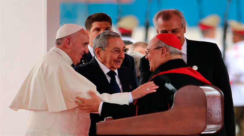 Pope France (L) and President Raul Castro (C)