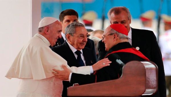 Pope France (L) and President Raul Castro (C)