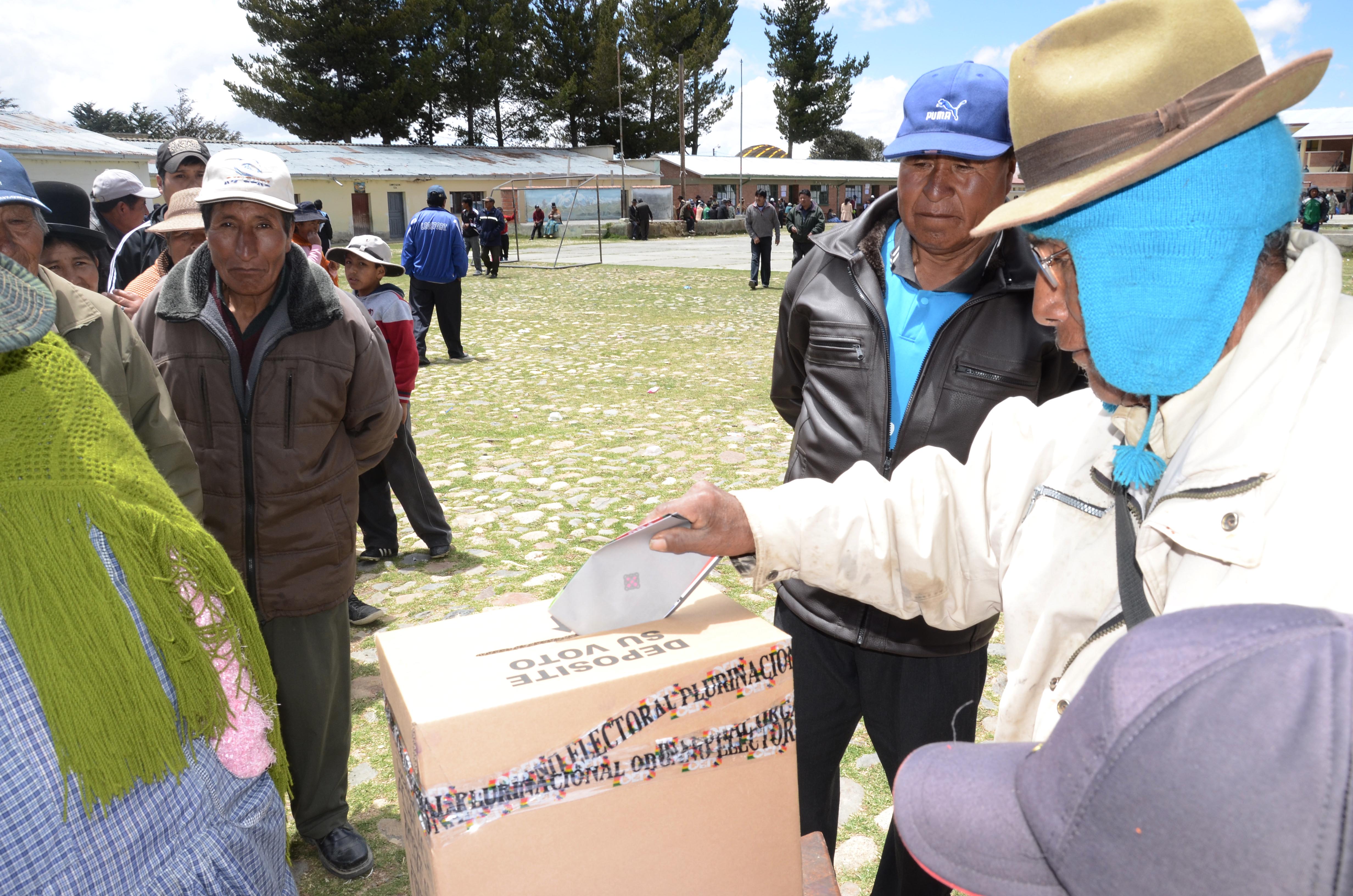 Bolivians vote in a referendum over devolved powers in early September.