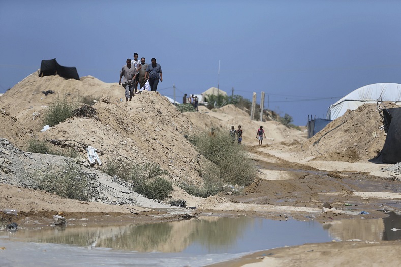 Palestinians inspect the damage after Egyptian forces flooded smuggling tunnels dug beneath the Gaza-Egypt border, in Rafah in the southern Gaza Strip Sep.18, 2015.