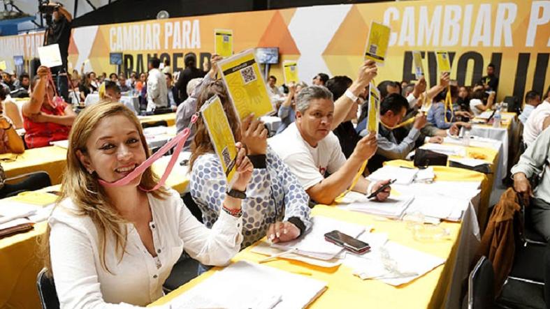 Delegates vote on resolutions during the congress of the Party of the Democratic Revolution, Mexico City, Sept. 20, 2015.
