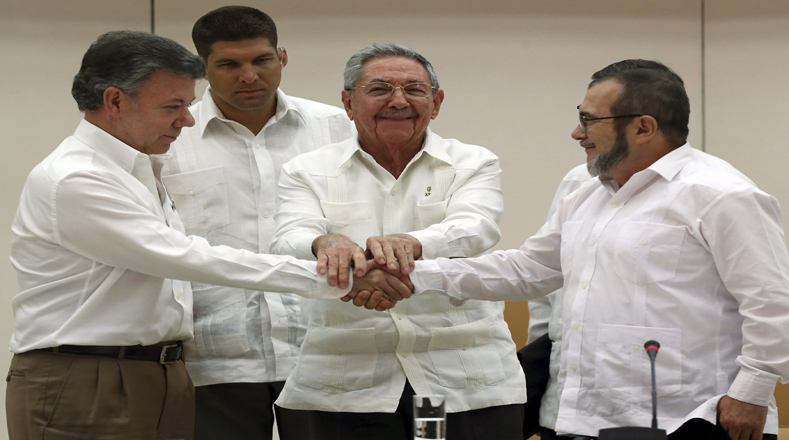 Colombian President Juan Manuel Santos (L), Cuban President Raul Castro (C) and FARC leader Timoleon Jimenez(R).