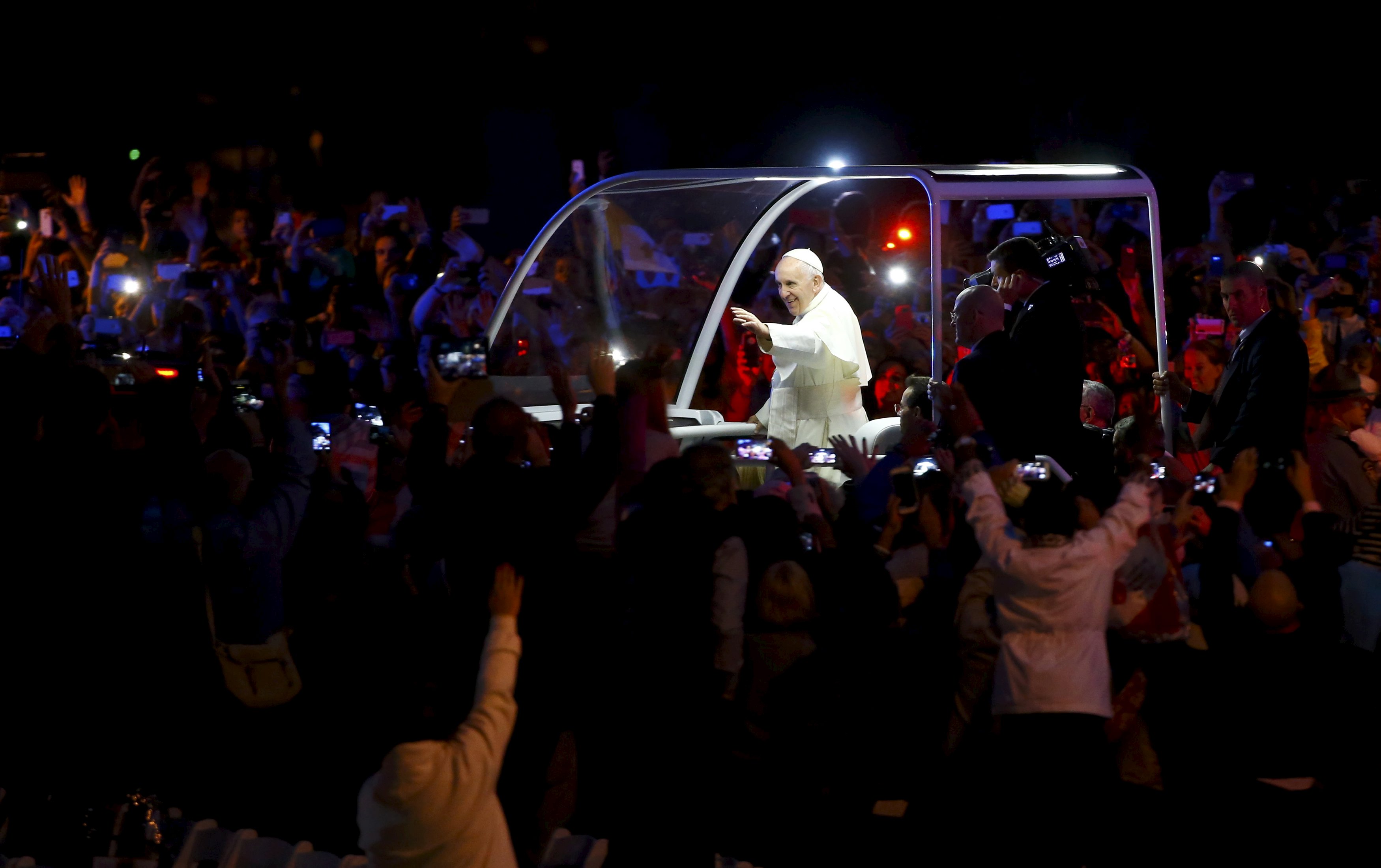 Pope Francis arrives at the Festival of Families rally along Benjamin Franklin Parkway in Philadelphia, Pennsylvania September 26, 2015.