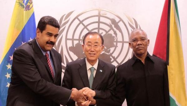 Venezuelan President Nicolas Maduro (L), UN General Secretary Ban ki-Moon (C) and Guyanese Prime Minister David Granger (R).