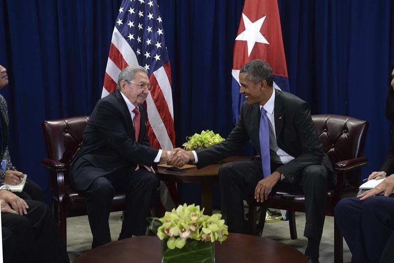 Raul Castro and Barack Obama shake hands during a meeting in New York.