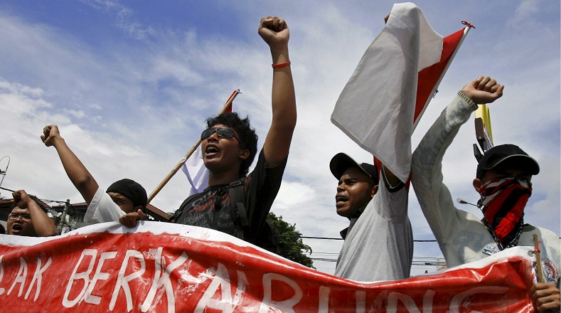 Indonesian activists shout slogans during a demonstration against the national mourning for the death of former Indonesian dictator Suharto, in Denpasar, Indonesia, Jan. 30, 2008.