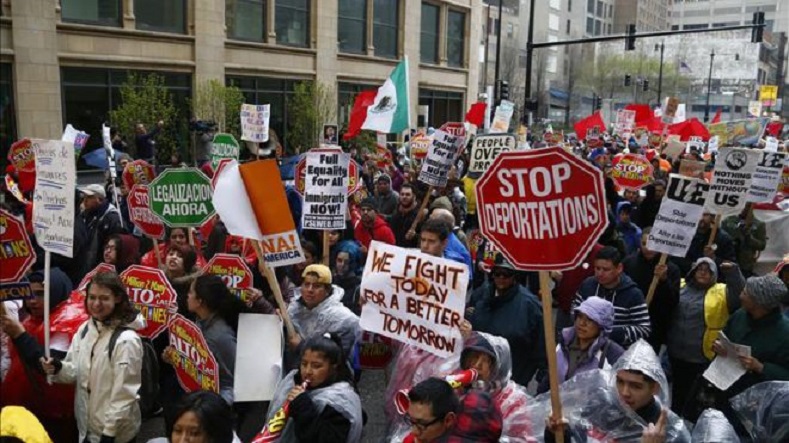 Chicago's immigrants say police checkpoints have 