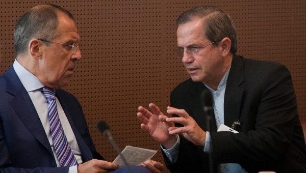 Russian Foreign Minister Sergei Lavrov (L) speaks with his Ecuadorean counterpart Ricardo Patiño at the U.N. headquarters in New York, September 29, 2015.