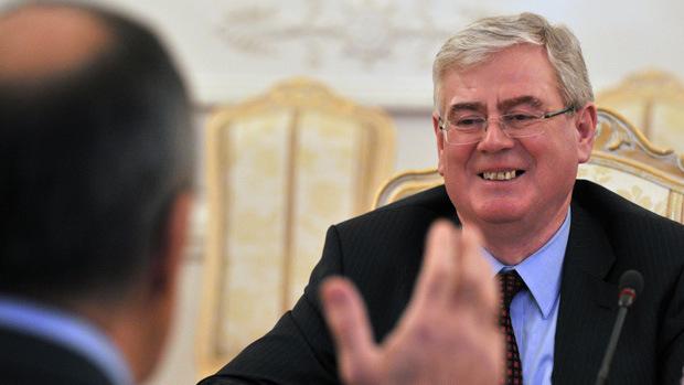 Ireland's Eamon Gilmore will participate in the Colombian peace process.