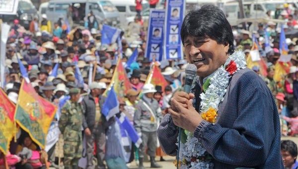 President Evo Morales speaks to a crowd in Viacha, Bolivia, where the head of state said he was ready to continue serving the Bolivian people, October 2, 2015.