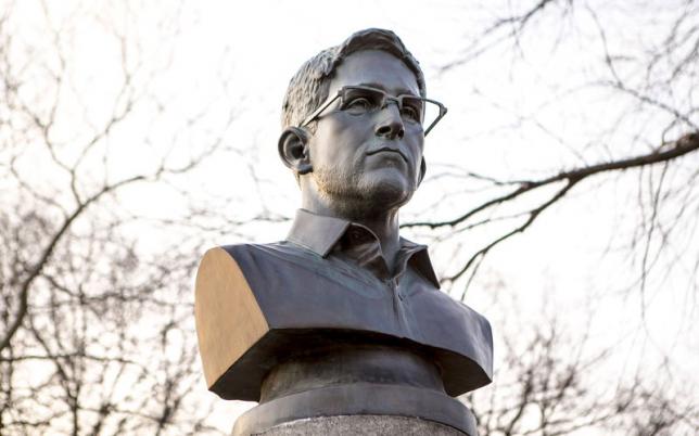 A bust of Edward Snowden, created by an unknown artist, was displayed in New York before being confiscated by U.S. authorities.