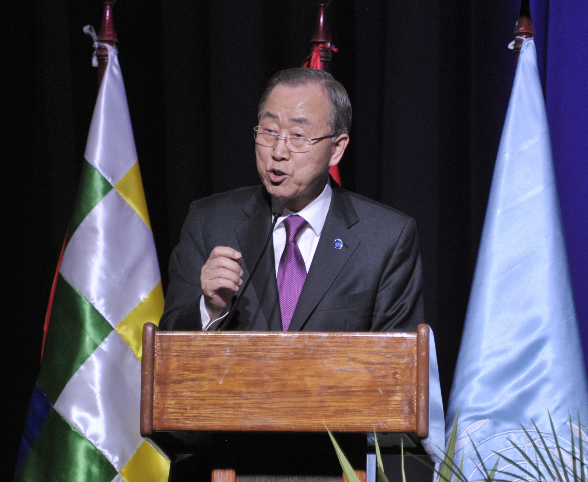Ban Ki-moon addresses a crowd at the Bolivian climate change summit.