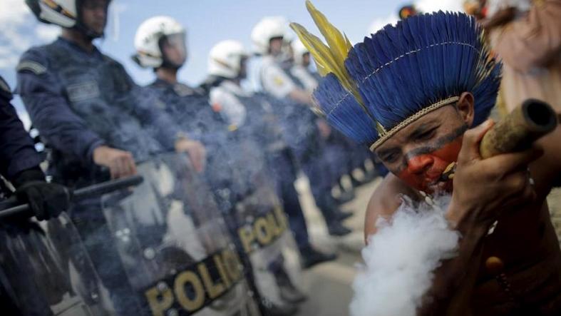 Brazilians from various Indigenous ethnic groups take part in a protest during a National Indigenous Mobilization in front of Planalto Palace in Brasilia, April 15, 2015.
