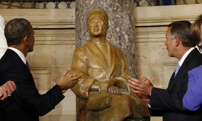 Late US civil rights leader Rosa Parks has been honored with a commemorative statue in the US Capitol building in Washington DC.