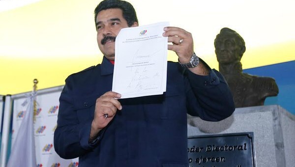 Venezuelan President Nicolas Maduro presents the peace agreement.